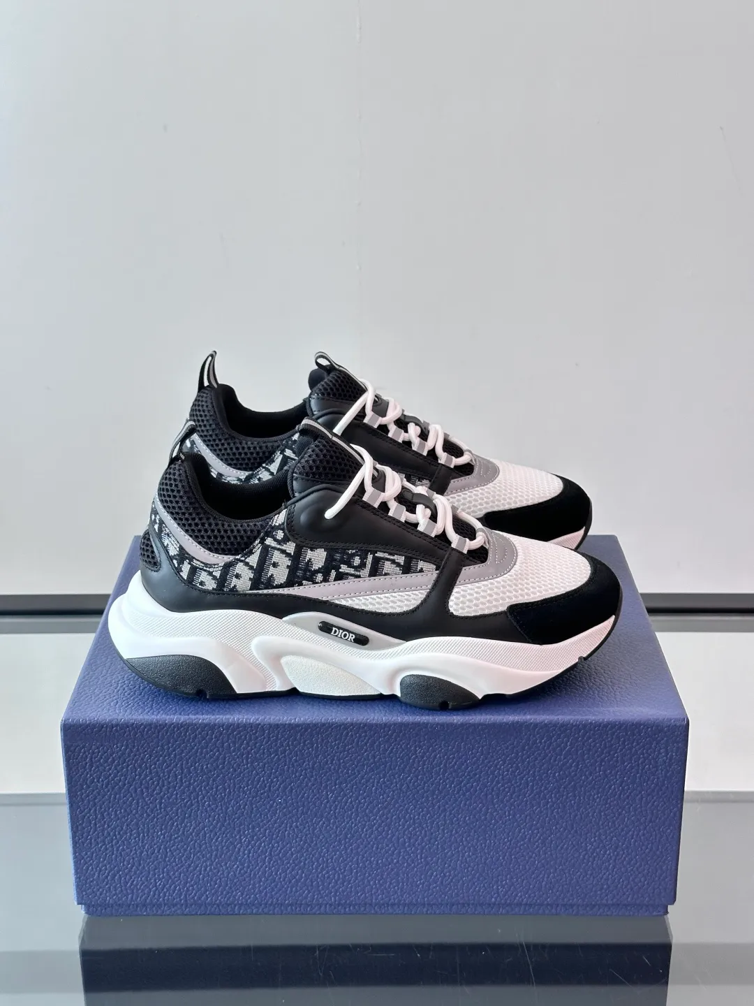Factory price: 480💰 ◾️▫️Dior D®️ x 🆕 (high version) B22 men's jogging fashion sneakers, this single product draws inspiration from retro jogging shoes. It adopts a thick low-top design, with an upper made of black cow leather and mesh fabric, and a black and white engraved rubber sole. Black mesh fabric tongue and heel counters complement black laces, with an embossed "Di~r" logo embellishment on the side. These sneakers can be mixed and matched with a classic suit for a sporty chic look! Size: 39-45 (38, 46, 47 can be customized)